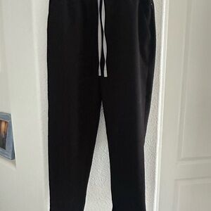 Figs Women’s Black tapered scrub pant